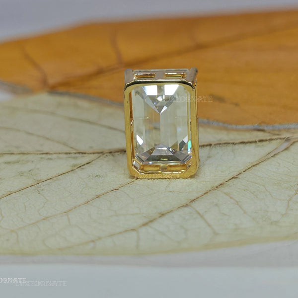 Emerald cut diamond pendant in yellow gold