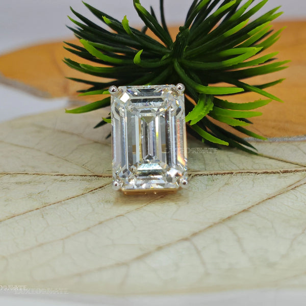 Emerald cut diamond pendant in yellow gold