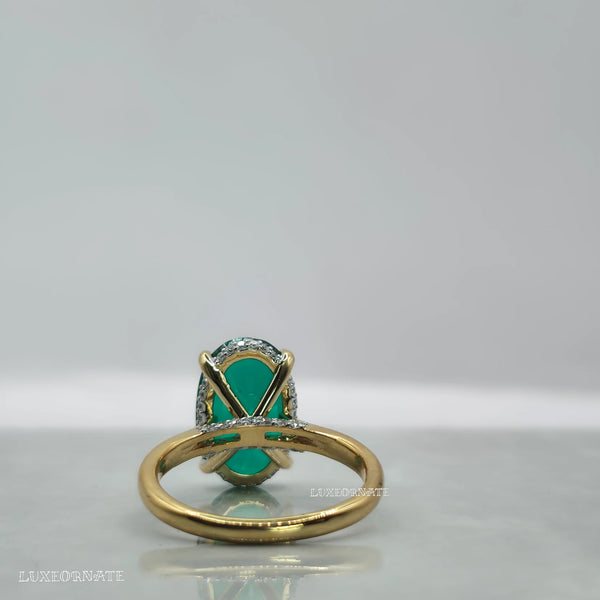 Oval cut diamond engagement ring in 18k yellow gold