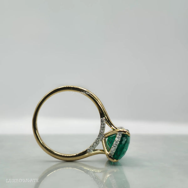 Oval cut diamond engagement ring in 18k yellow gold