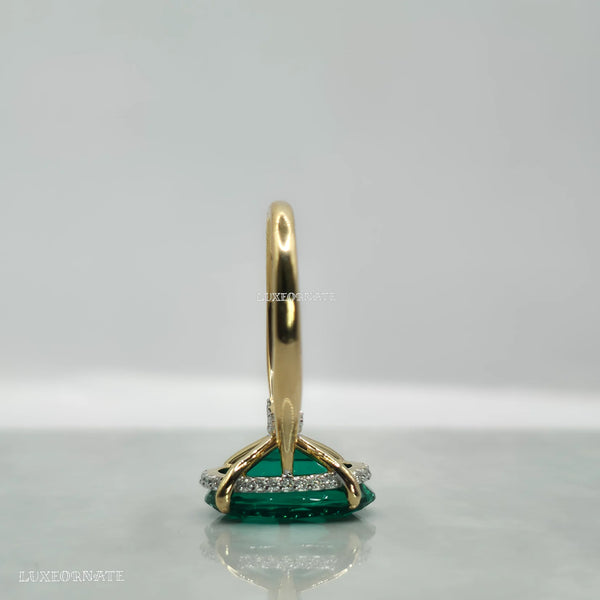 Oval cut diamond engagement ring in 18k yellow gold