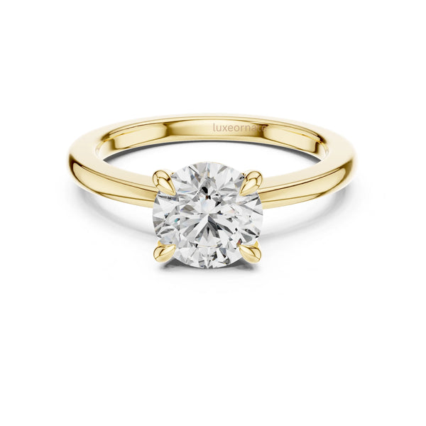 Timeless and classic diamond ring in yellow gold featuring a round brilliant cut diamond in a refined solitaire setting