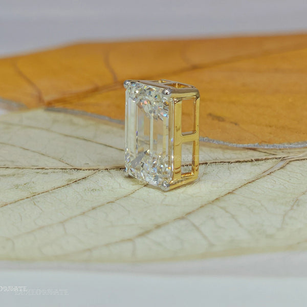 Emerald cut diamond pendant in yellow gold