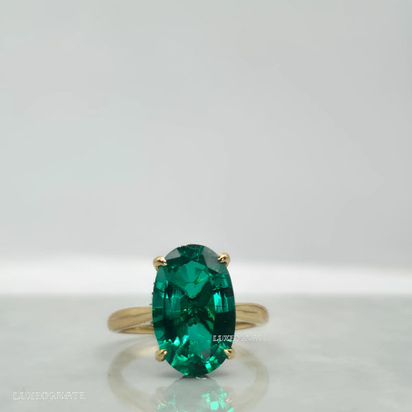 Oval cut diamond engagement ring in 18k yellow gold