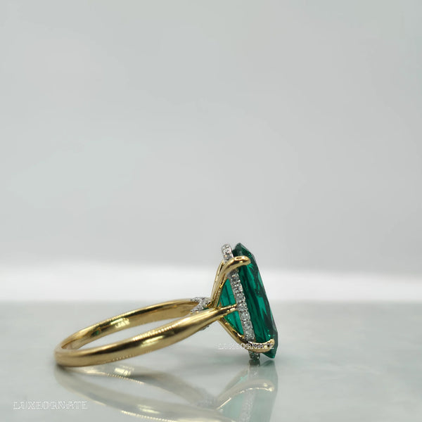 Oval cut diamond engagement ring in 18k yellow gold