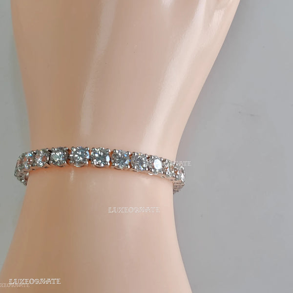 Brilliant round diamond tennis bracelet in white gold for women elegant fine jewelry
