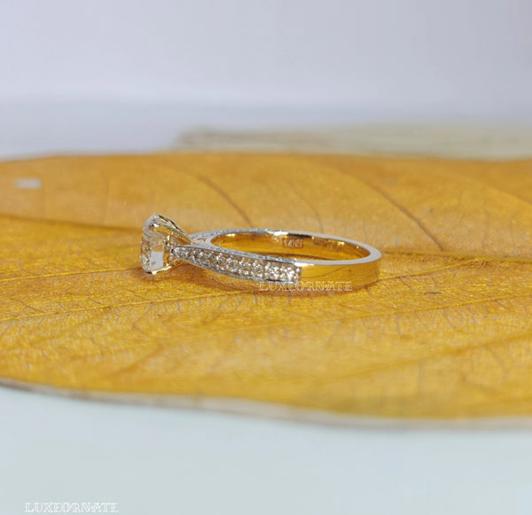 Round brilliant solitaire diamond ring with pave split shank