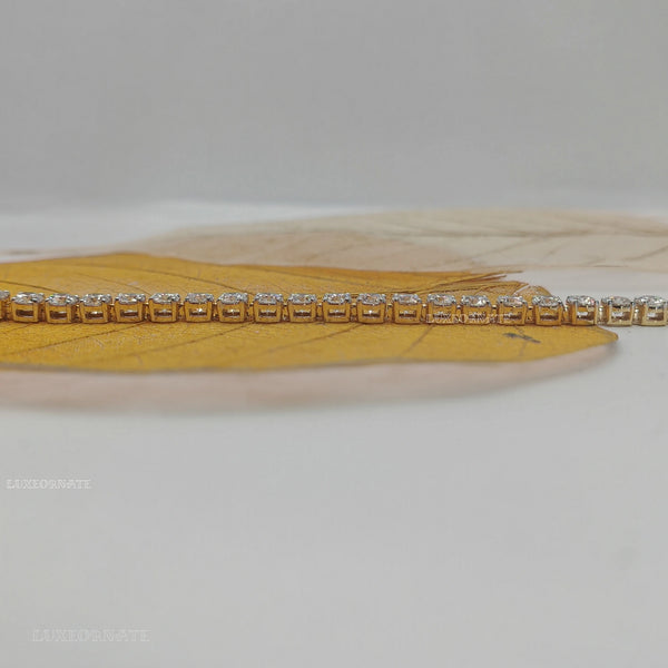 Classic 18K yellow gold diamond tennis bracelet with round brilliant cut diamonds