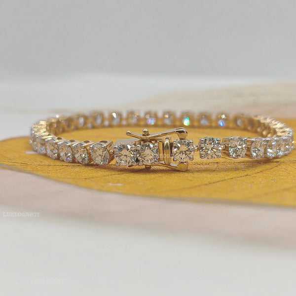 Classic 18K yellow gold diamond tennis bracelet with round brilliant cut diamonds