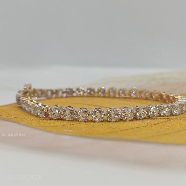 Classic 18K yellow gold diamond tennis bracelet with round brilliant cut diamonds